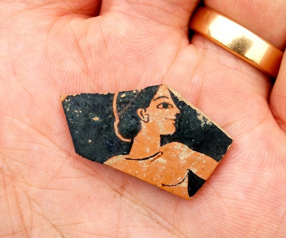 Фрагмент расписной керамики, обнаруженный в руинах во Влохосе. Прибл. VI в. до н. э. 