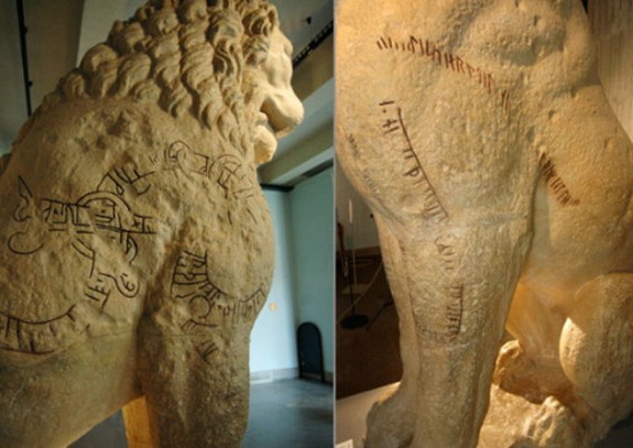 Рунические надписи на копии пирейского льва. Копия выполнена в 1890 г. из гипса и находится в Историческом музее Стокгольма, Швеция
