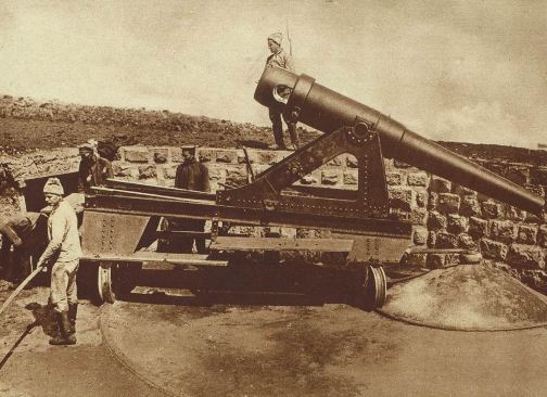 Русские солдаты осматривают захваченное австрийское орудие. Фото Первой мировой.
