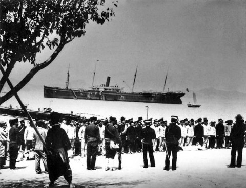 Русские военнопленные на пристани в Иокогаме.  1905 г.