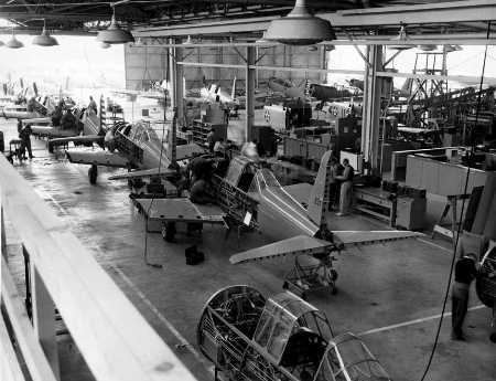 В строительном ангаре компании Vultee Aircraft . Фото 40-х годов