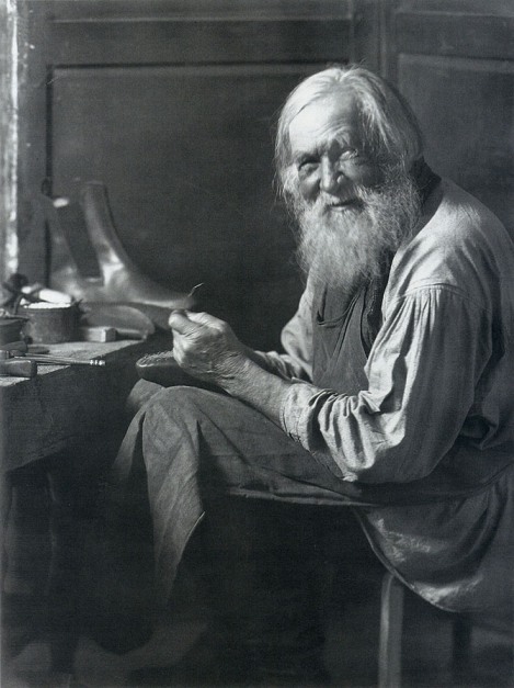 Сапожник. 1903-1905 гг. Фото С.А. Лобовикова