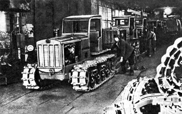 Сборка тракторов на конвейере Сталинградского тракторного завода. Апрель 1945 г.