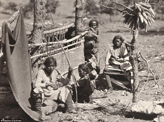 Семья индейцев-навахо с ткацким станком. Нью-Мексико, США. Фото: 1873 г.