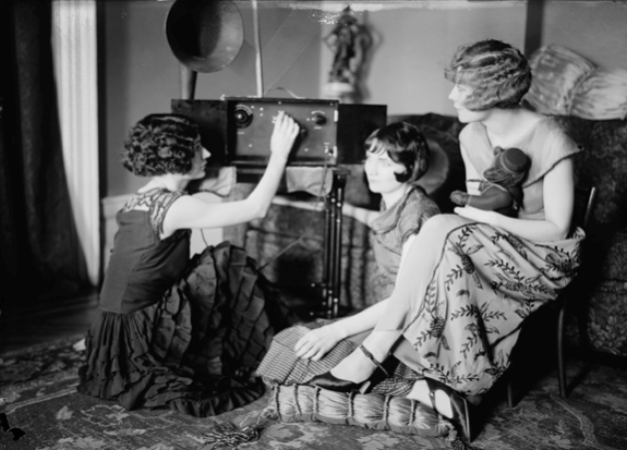 Сестры Брокс слушают радио. Фото: середина 1920-х гг.