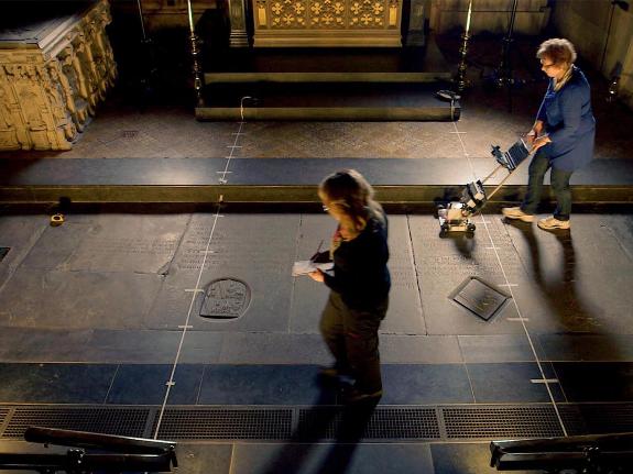 Эрика Атси исследует могилу Шекспиру с помощью георадара. Фото Arrow Media/Channel 4