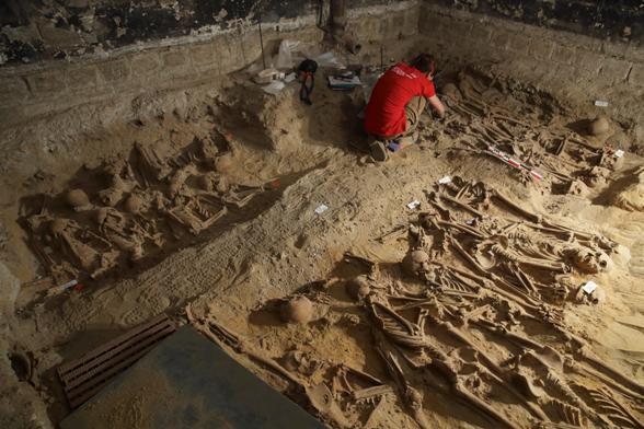 Работа археологов в могильнике XIV в. Париж, Франция. В некрополе возможно находятся останки жертв Черной смерти. Копирайт PHILIPPE WOJAZER/Reuters/Corbis