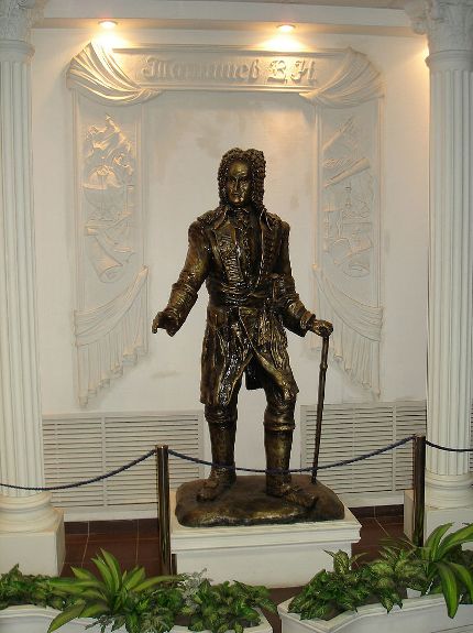 Скульптура Татищева в ВУиТ, Тольятти
