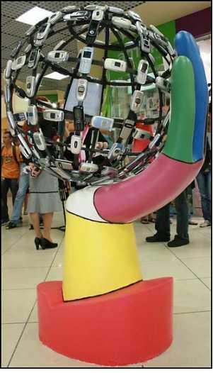 Скульптура О. Резникова и И. А. Бойко из мобильных телефонов