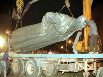 Снос памятника Феликсу Дзержинскому на Лубянской Площади в Москве 22 августа 1991 г.