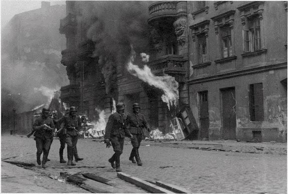 Солдаты СС в Варшавском гетто во время восстания. Фото: апрель-май 1943 г.