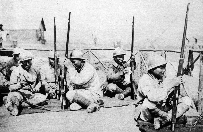 Солдаты из Французского Индокитая чистят оружие в районе Марне, Франция