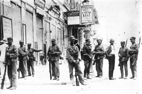 Солдаты на улицах Афин во время переворота генерала Пангалоса