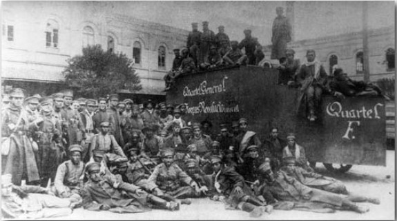 Солдаты-тенентисты позируют для фото. 1924 г.