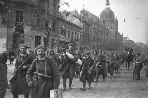 Советские солдаты на улицах Будапешта