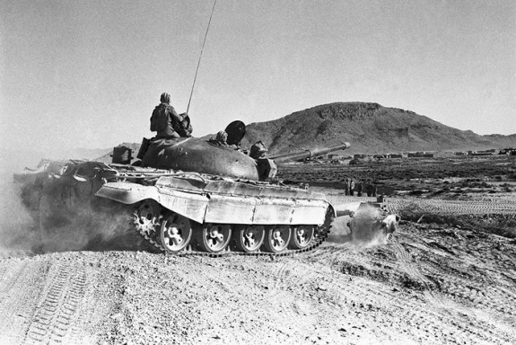 Советский танк недалеко от Кандагара, 1988 г.