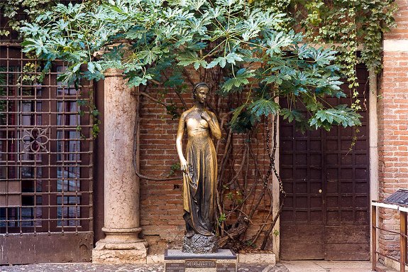 Статуя Джульетты с целой грудью