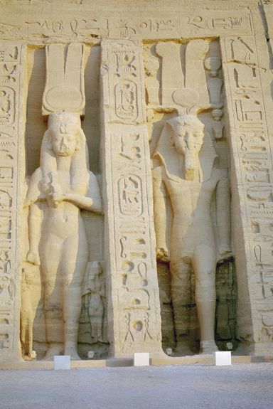 Статуя Нефертари (слева) рядом со статуей Рамзеса II в Абу-Симбел, Египет