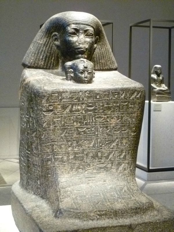 Статуя Сенмута с царевной Нефрурой. Каирский музей. Египет