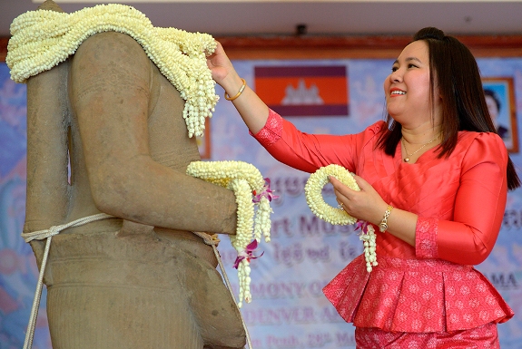 Украшение статуи в ходе торжественной церемонии. TANG CHHIN SOTHY / AFP