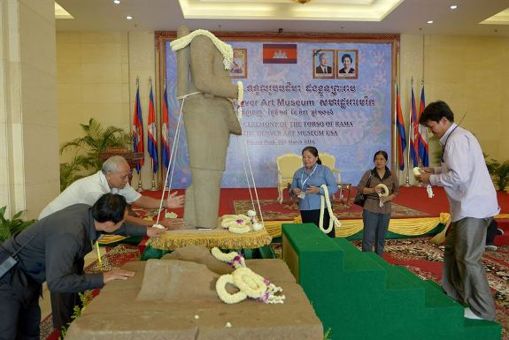 Подготовка статуи к торжественной церемонии передачи камбоджийскому народу. TANG CHHIN SOTHY / AFP