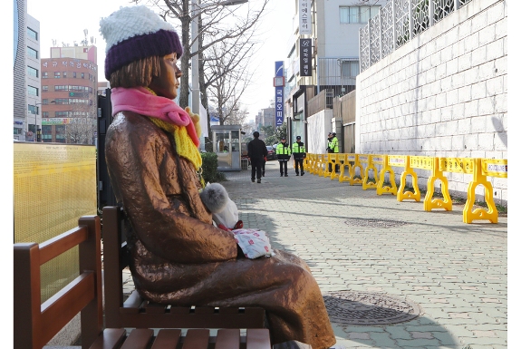 Статуя "женщины для утех" перед японским консульством в Пусане