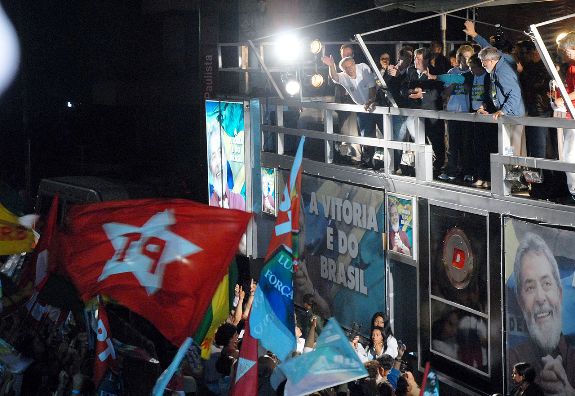Сторонники Партии трудящихся празднуют победу на президентских выборах. Фото: 2006