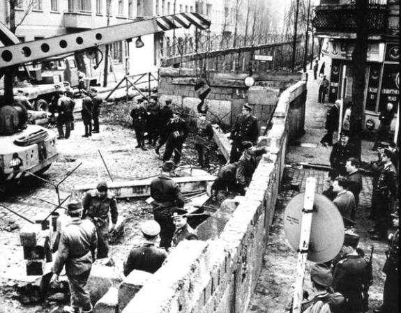 Строительство Берлинской стены, 1961 г.