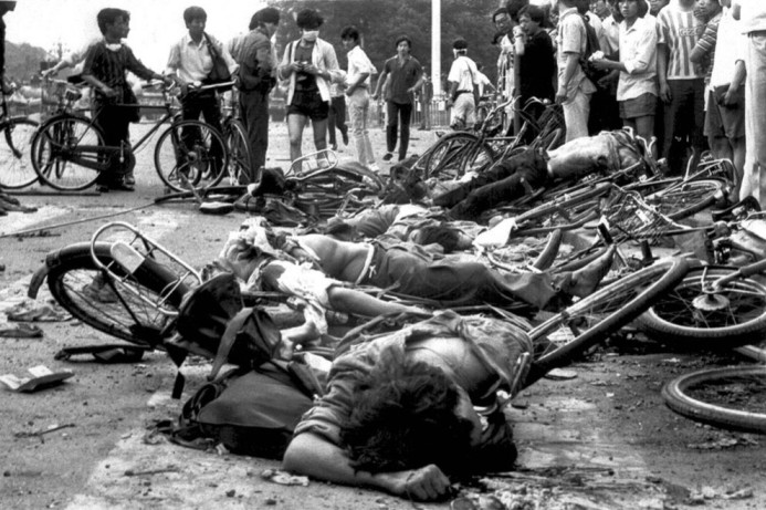 Тела погибших гражданских жителей недалеко от площади Тяньаньмэнь, 4 июня 1989 года. (AP Photo)