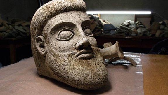 Фрагмент терракотовой скульптуры в форме головы мужчины