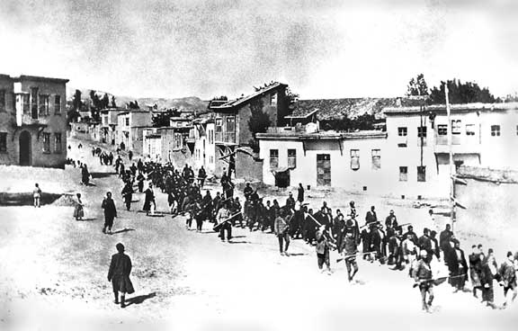 турки конвоируют мирных жителей