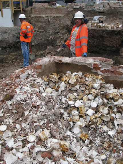 Тысячи баночек с соусами и приправами, найденные при строительстве железной дороги в Лондоне. Image Credit : Mola