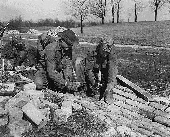 Работники трудового лагеря на прокладке дороги.  Фото 1933 г.