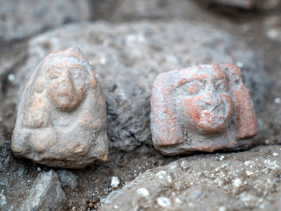 Керамические фигурки, найденные внутри цитадели. Photo credit: Eran Gilvarg, courtesy of the Israel Antiquities Authority
