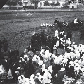 Собрание жителей с. Удачное во время коллективизации сельского хозяйства. начало 1930-ых годов. 