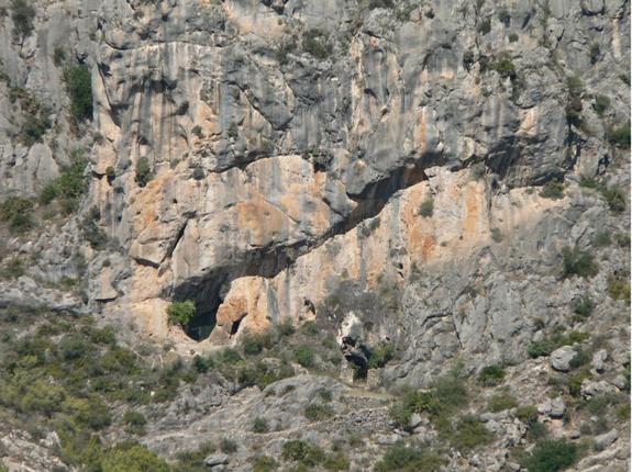 Вид на пещеру Санта-Мария из ущелья под ней