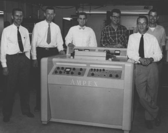 Сотрудники Ampex демонстрируют созданный ими видиомагнитофон. Фото 14 марта 1956 г.