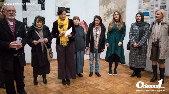 Авторы экспонатов выставки. Эсфирь Серпионова (четвертая слева)