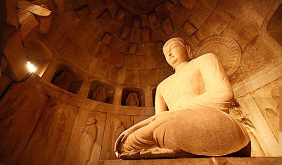 Статуя Будды внутри грота Соккурам