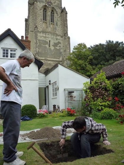Археологи-волонтеры на раскопках у себя в саду. Credit Carenza Lewis