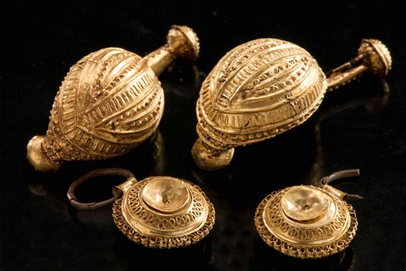 Позолоченная бронзовая брошь, найденная командой Курца в захоронении девочки