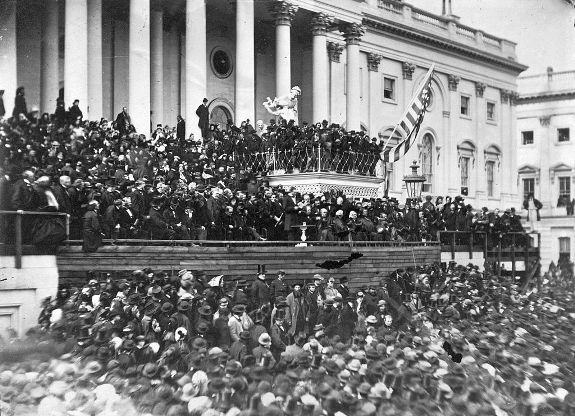 Линкольн произносит вторую инаугурационную речь перед Капитолием. Фото 4 марта 1965 г.