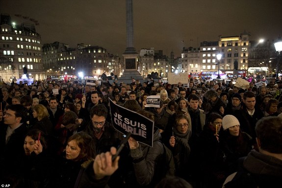 Демонстрация в поддержку жертв терракта «Я – Шарли!» в Лондоне на Трафальгарской площади. Фото январь 2015 г.