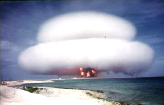 Ядерный гриб, сформировавшийся после взрыва на испытательном полигоне атолла Бикини в Тихом океане в мае 1958 г. 