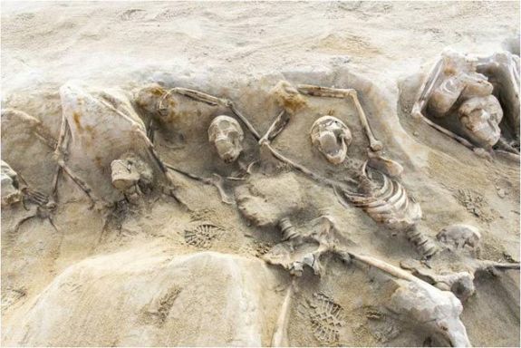 Скелеты, закованные в кандалы из массового захоронения в Фалероне. Credit: Greek Ministry of Culture