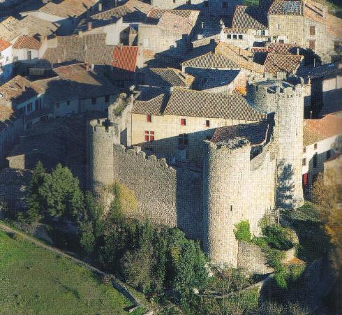 Замок Виллеруж-Терман во Франции. В нем в 1321 г. был казнен Гийом Белибаст