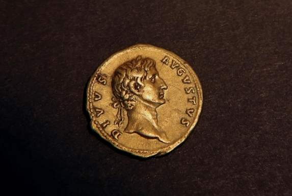Римская золотая монета эпохи императора Траяна. 170 г. н. э. GALI TIBBON / AFP